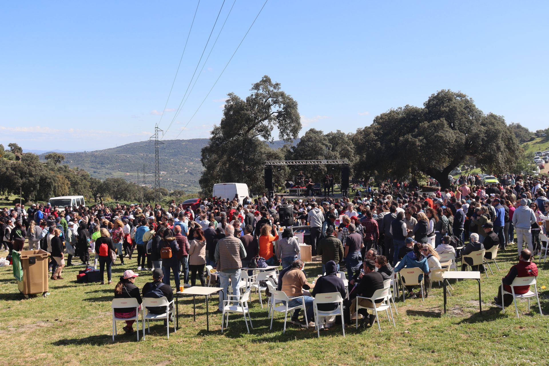 La romería del Puerto de Plasencia convive con el viento
